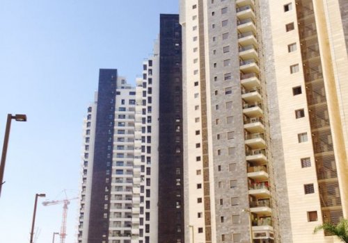 רבי קומות ומגדלים